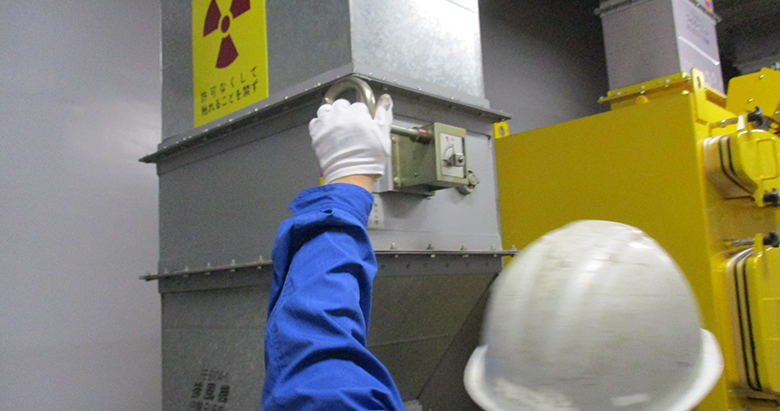 放射線施設の排気設備点検風景(3)